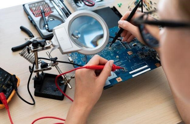 A importância da manutenção preventiva em repetidoras e equipamentos fixos de radiocomunicação