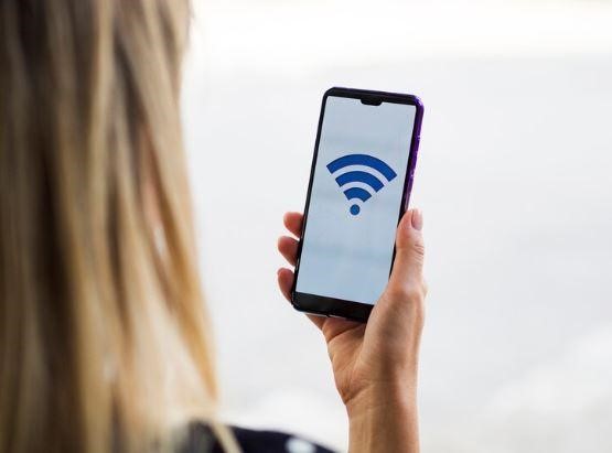 Descubra como a locação de sistemas de repetição de sinal para celular pode melhorar a cobertura em ambientes internos
