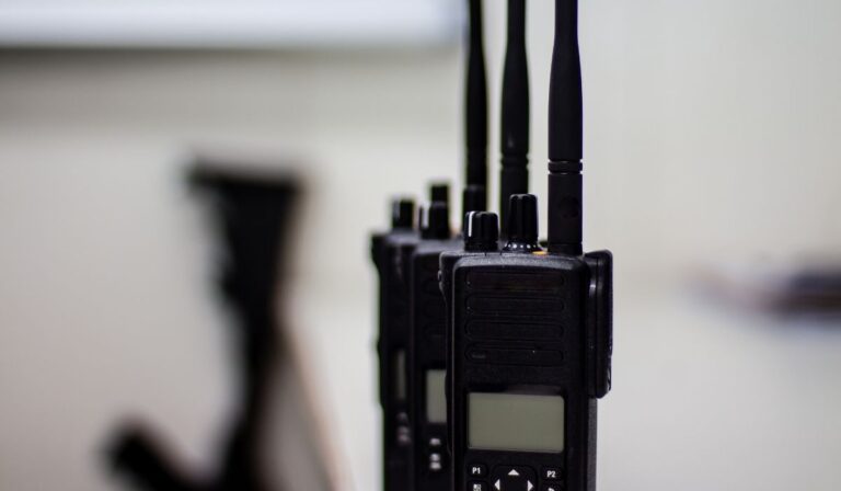 Entenda como maximizar o alcance do rádio comunicador usando repetidores