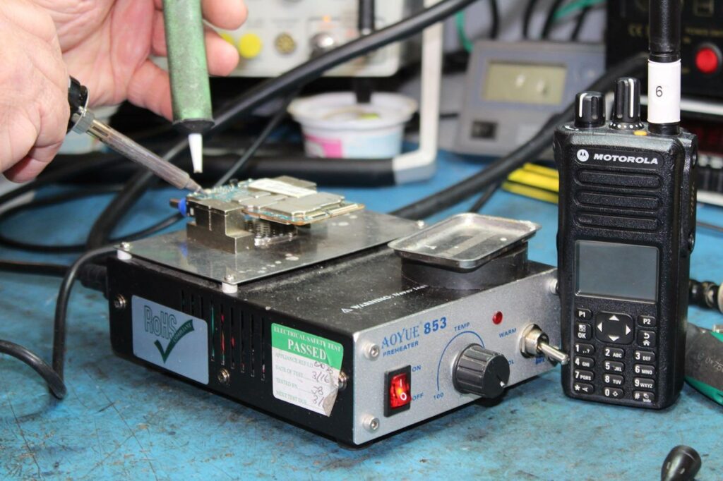 Contrate um serviço qualificado de assistência técnica para rádios