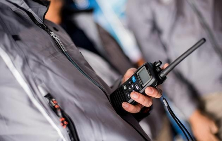 Além da Voz: A Importância Estratégica dos Acessórios de Áudio para a Discrição na Segurança Patrimonial